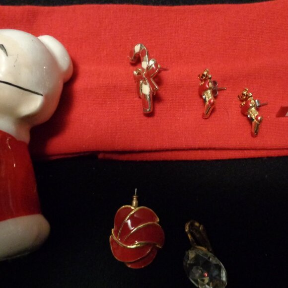JUNK DRAWER CHRISTMAS DODADS LOOSE BEJEWELS DOLL SLEEPING BAG ETC. LOT - Picture 9 of 14